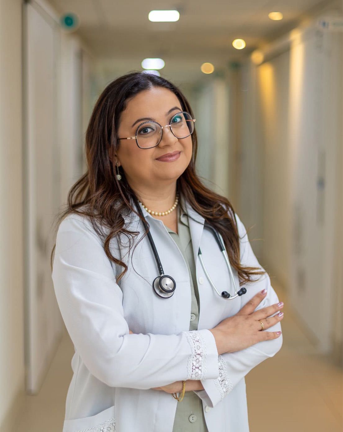 Ilustração em tons de verde da Dra. Luciana Buttros sorrindo